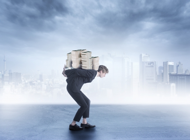 借金を背負う男。筑西市で借金返済の無料相談をする